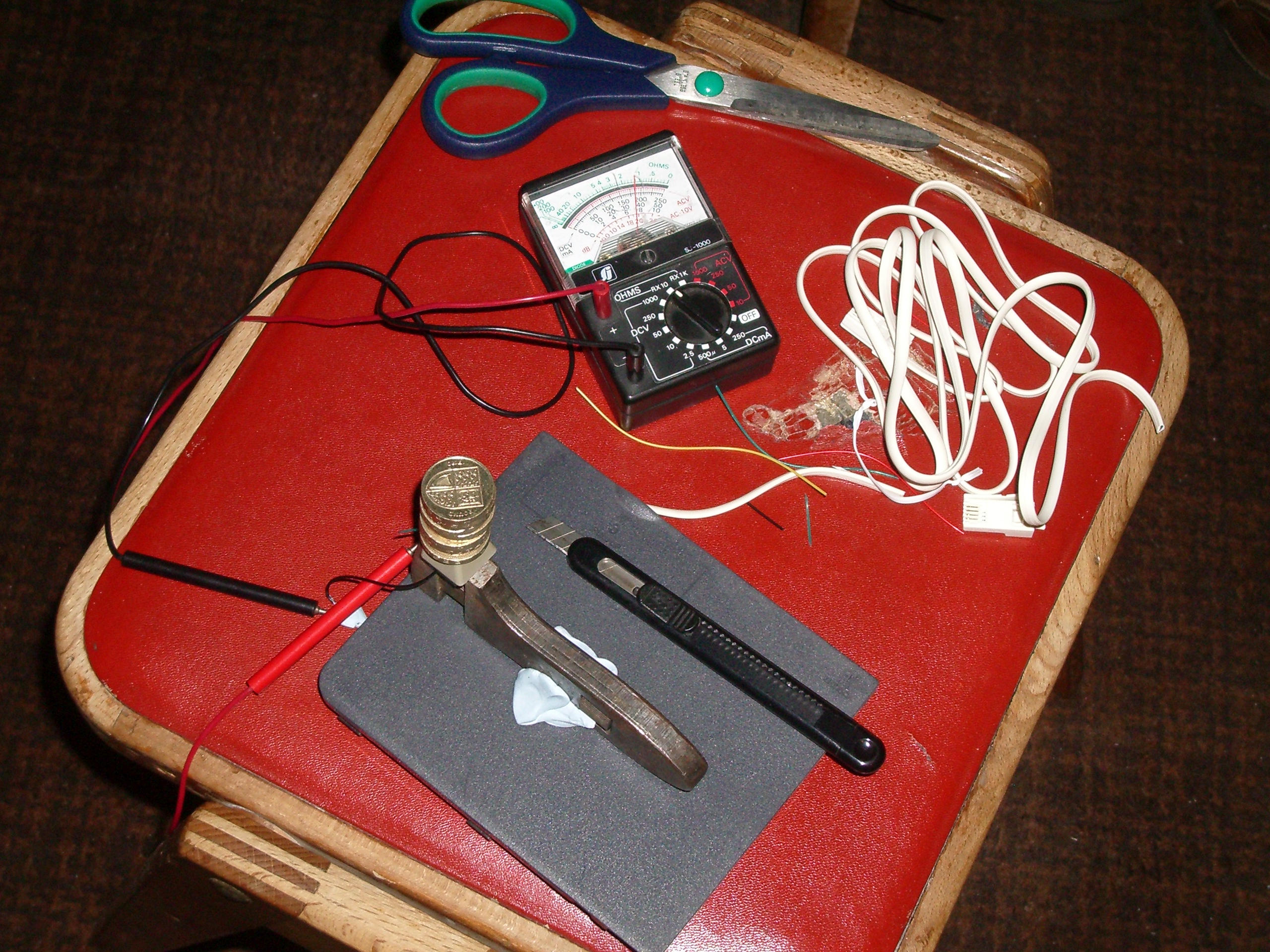 Actuation with 10 £1 coins.jpg