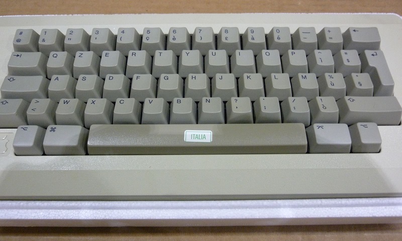 Apple M0110E keyboard with an "anorexic ISO" Enter key.