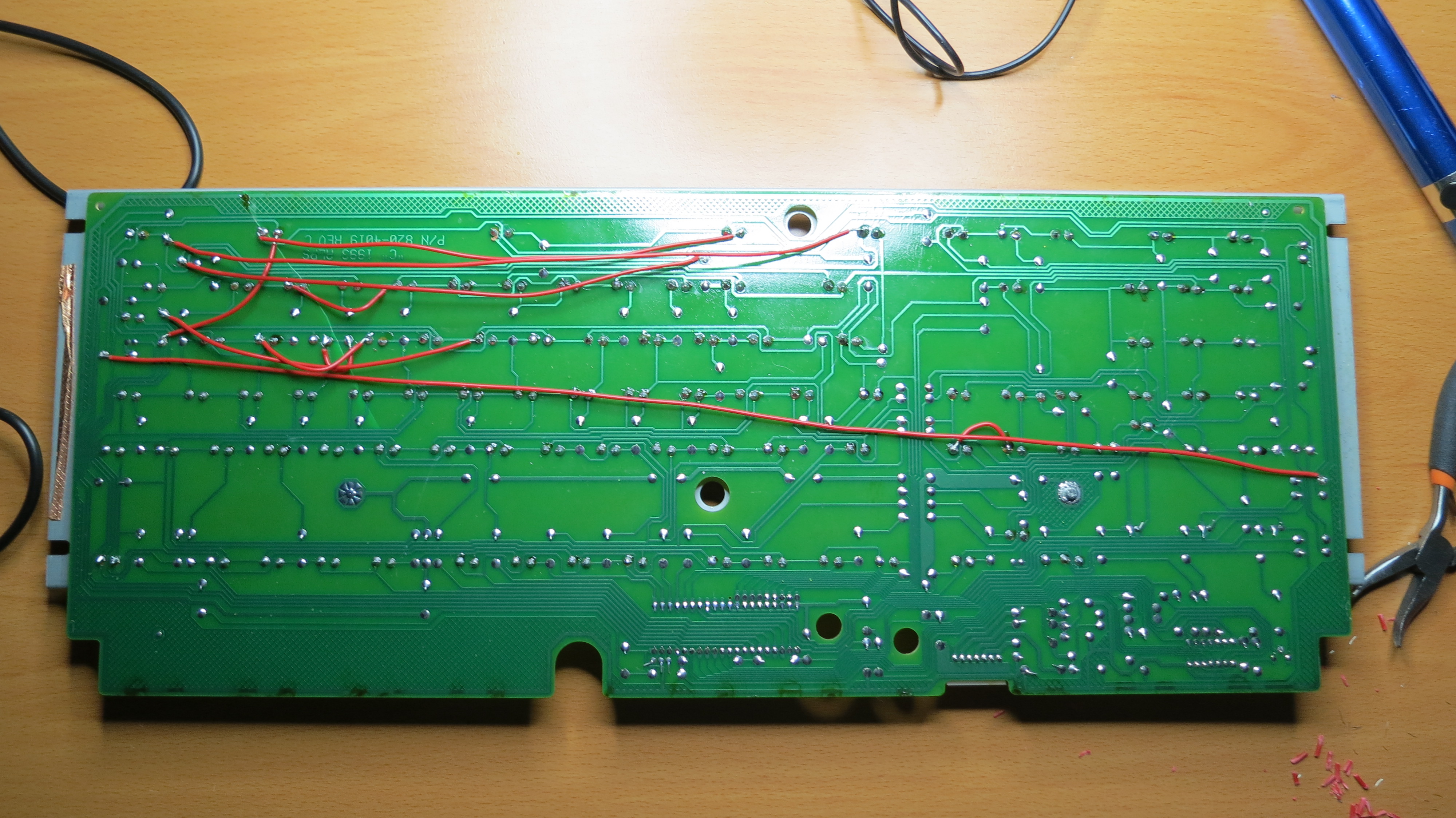 When removing the old switches, I sorta cracked the PCB.. So I had to fix that with a lot of wire.