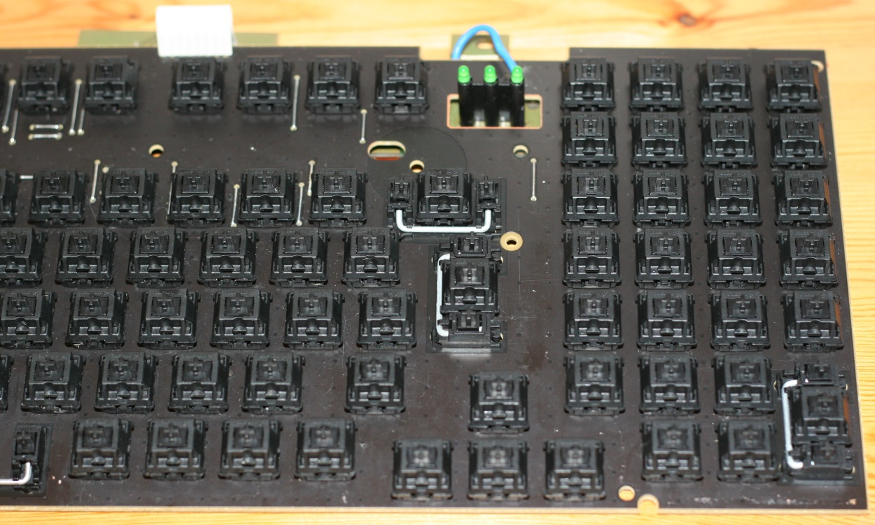 A picture of the right side of the PCB after steam cleaning. The things that look like scratches (amongst the switches) are "residues" of the hairs that didn't come off, because of the steam cleaning, since they somehow sticked to the switches as they were wrapped around them. I removed these with a paintbrush, tweezers and a vacuum cleaner after the PCB was completely dry. These "residues" could probably have been removed very easily by wiping (so no damage to the PCB whatsoever), but I was too lazy to do so.